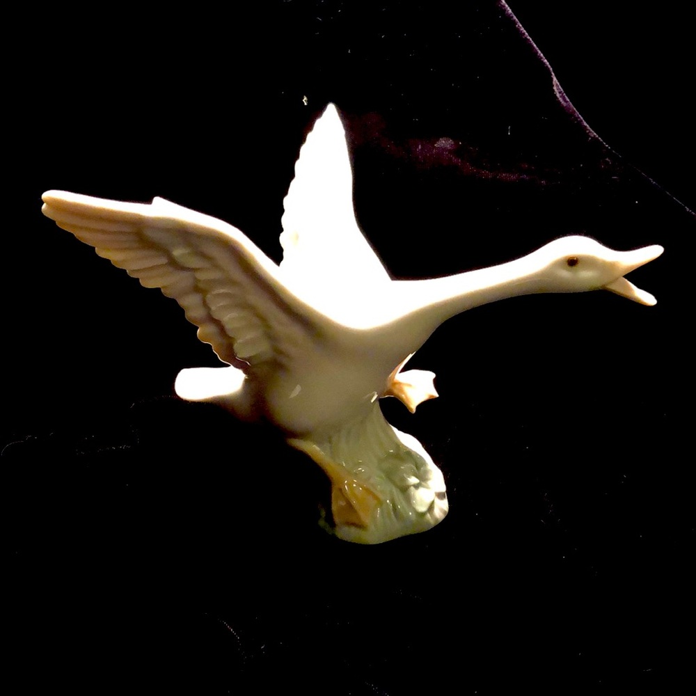Lladro #1265 Duck Jumping